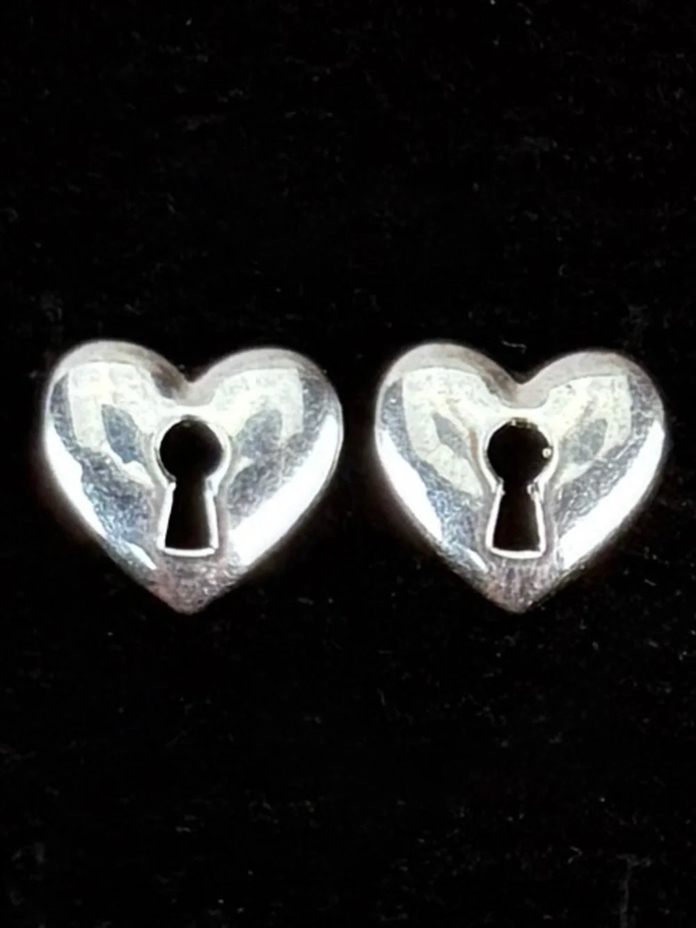 Beautiful vintage, Silvertone heart keyhole pierced earrings